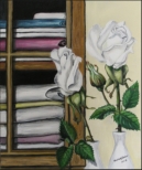 Weisse Rosen vor Wäscheschrank