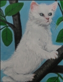 Weisse Katze im Baum